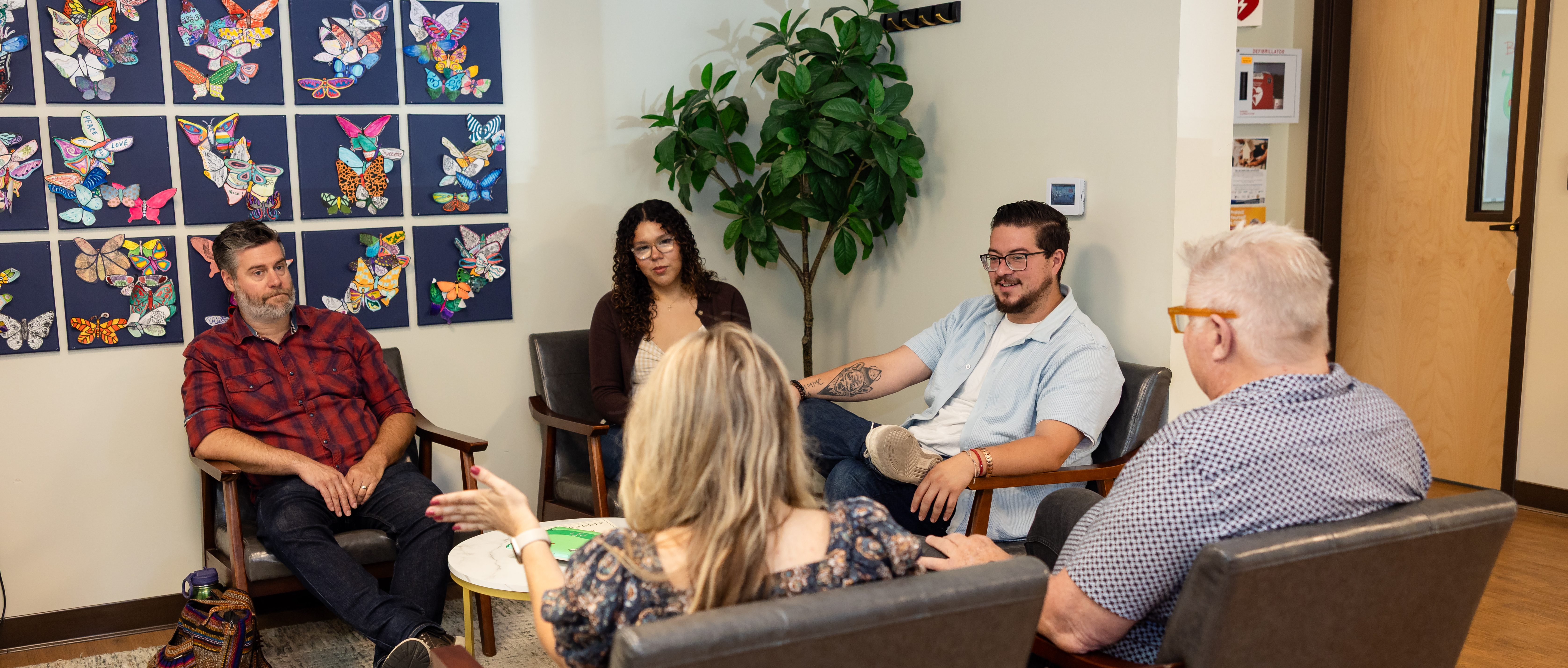 Hanna Center therapist meeting with a community member during a therapy session.